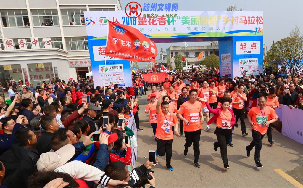 2、县委书记毕道丽（右2）  县长陈兴旺(左2)  县委常委宣传部长刘炳坤（左1）等领导亲.jpg