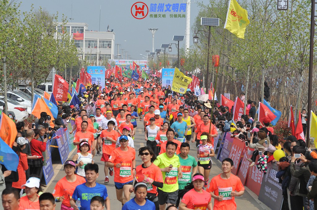 11、万福凤凰山马拉松赛手启跑——8   作者刘安国.jpg