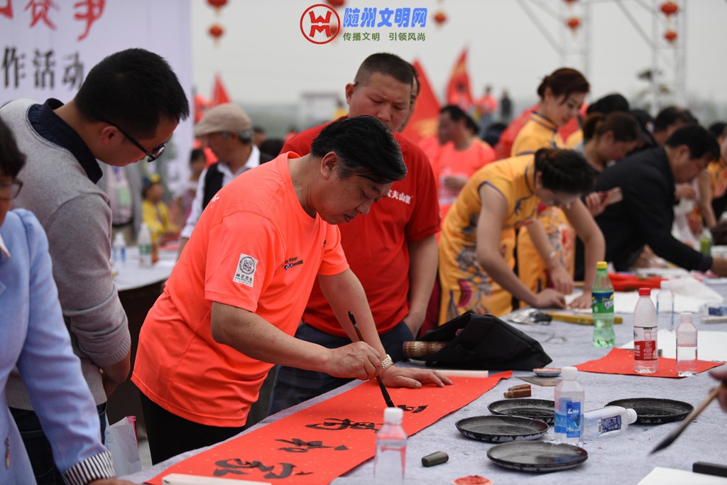 16、市委宣传部副部长文联主席  赵建新（左2）为活动现场书画  作者：韩铁流.jpg