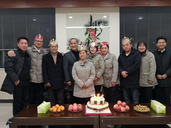 12月24日天河口工会举办职工集体生日会.jpg
