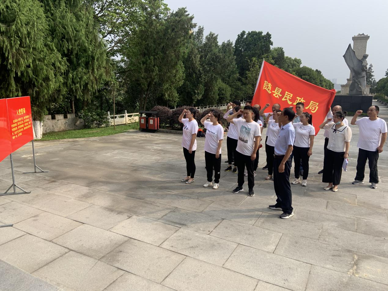 甘局长带领大家重温入党誓词