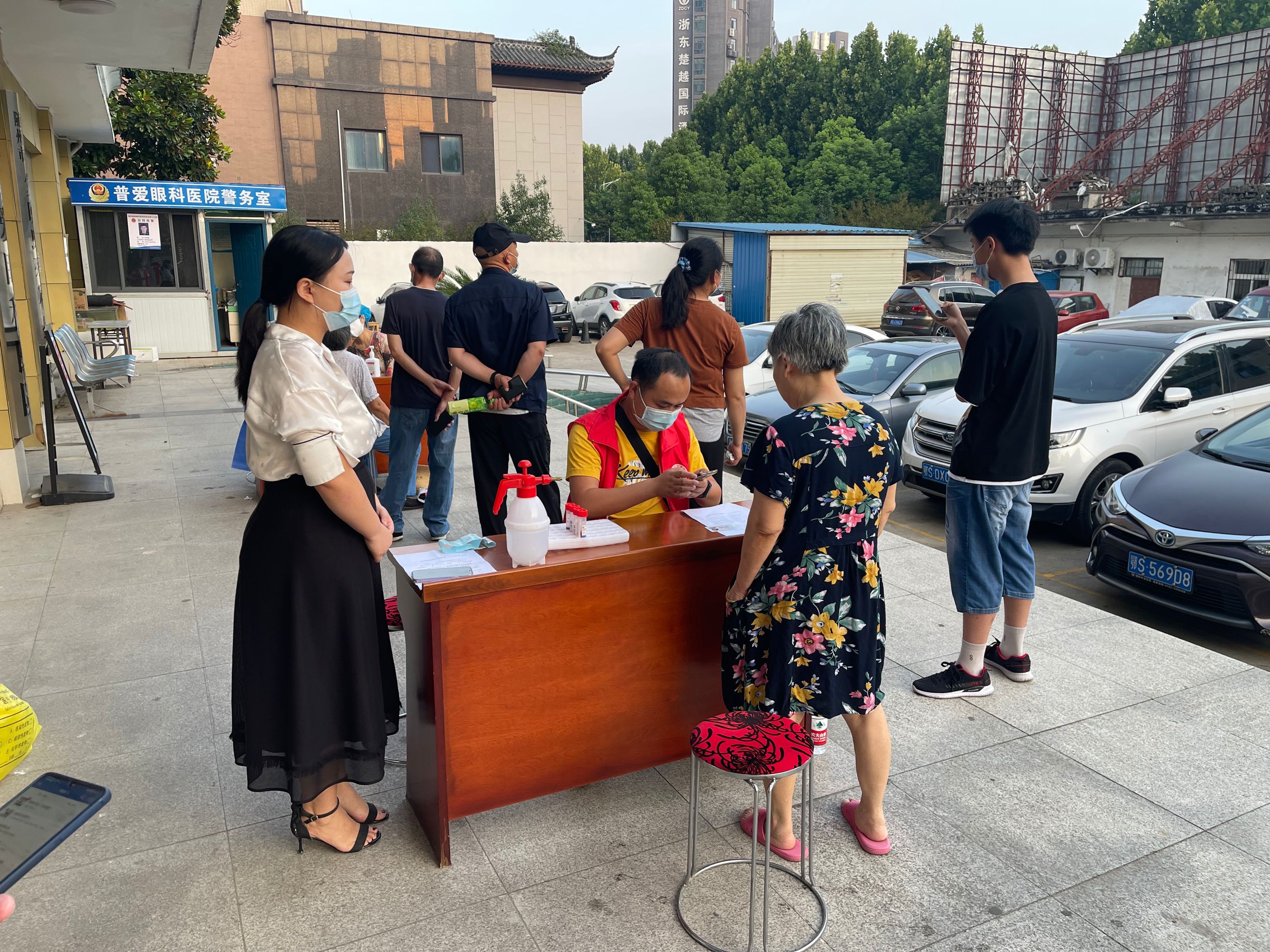 协助社区开展核酸采集工作