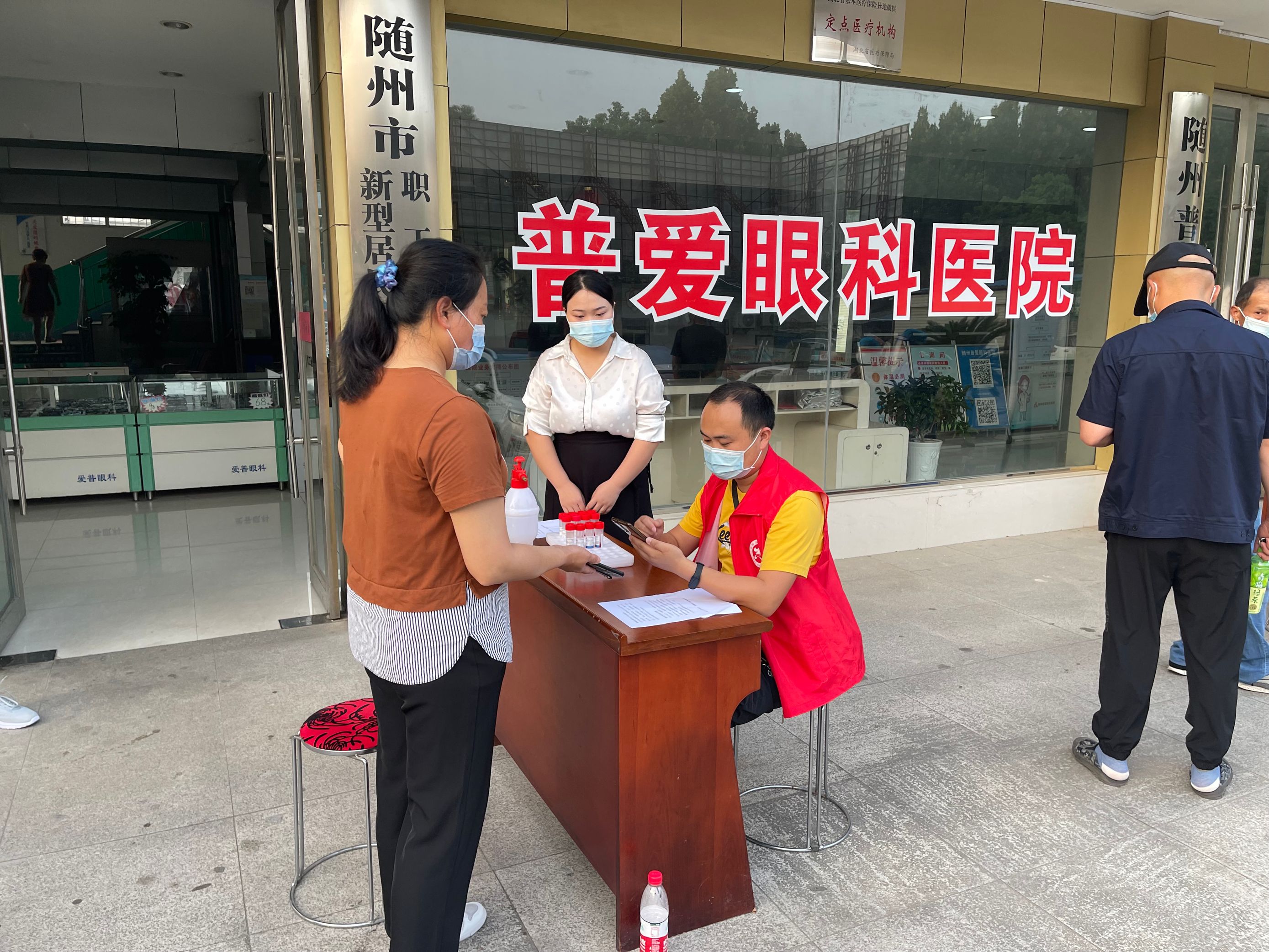 协助社区开展核酸采集工作