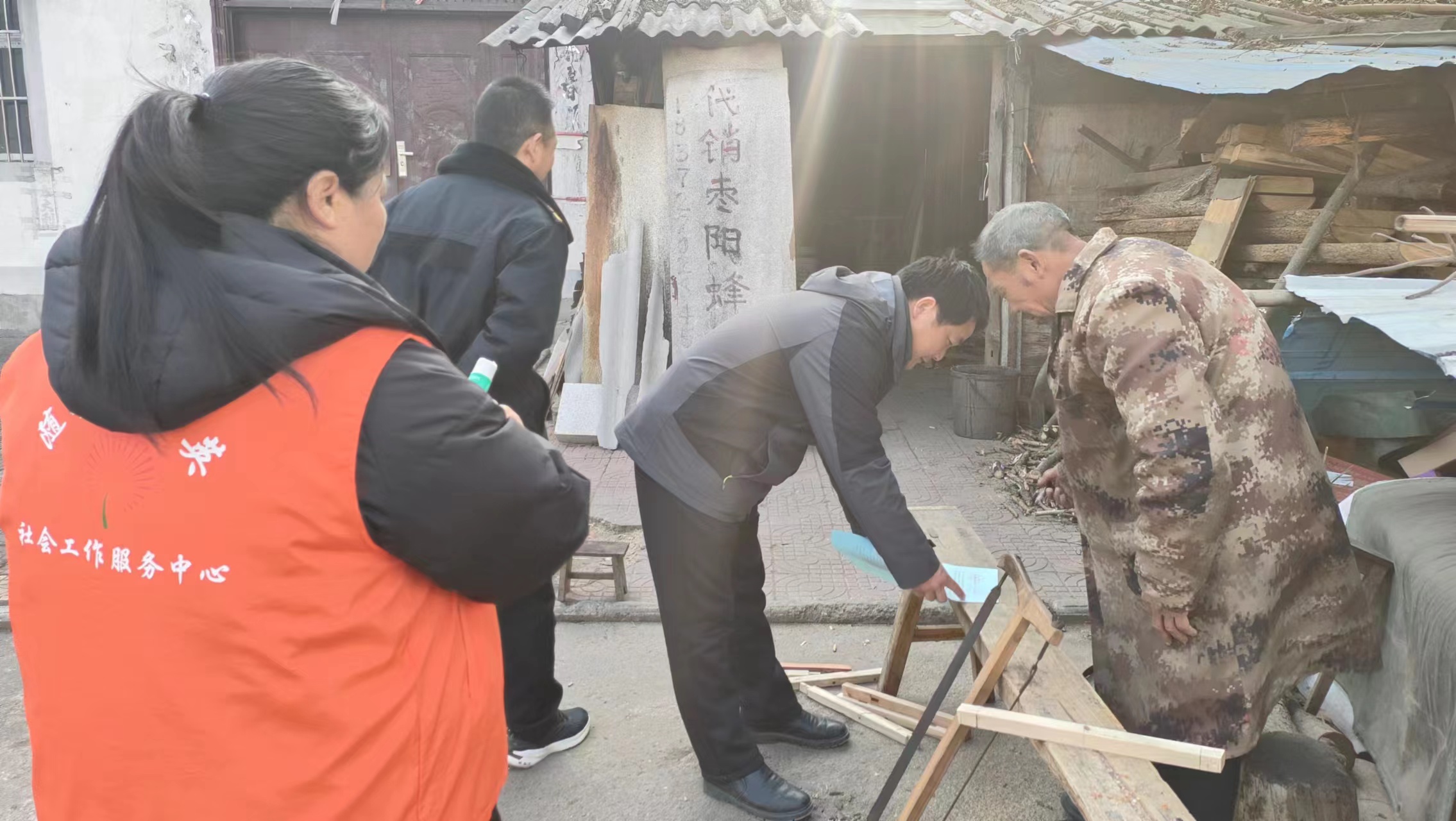 小组到棺木生产点宣传.jpg