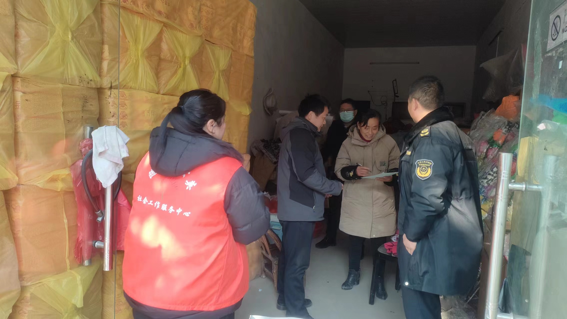 小组到棺木销售点宣传.jpg