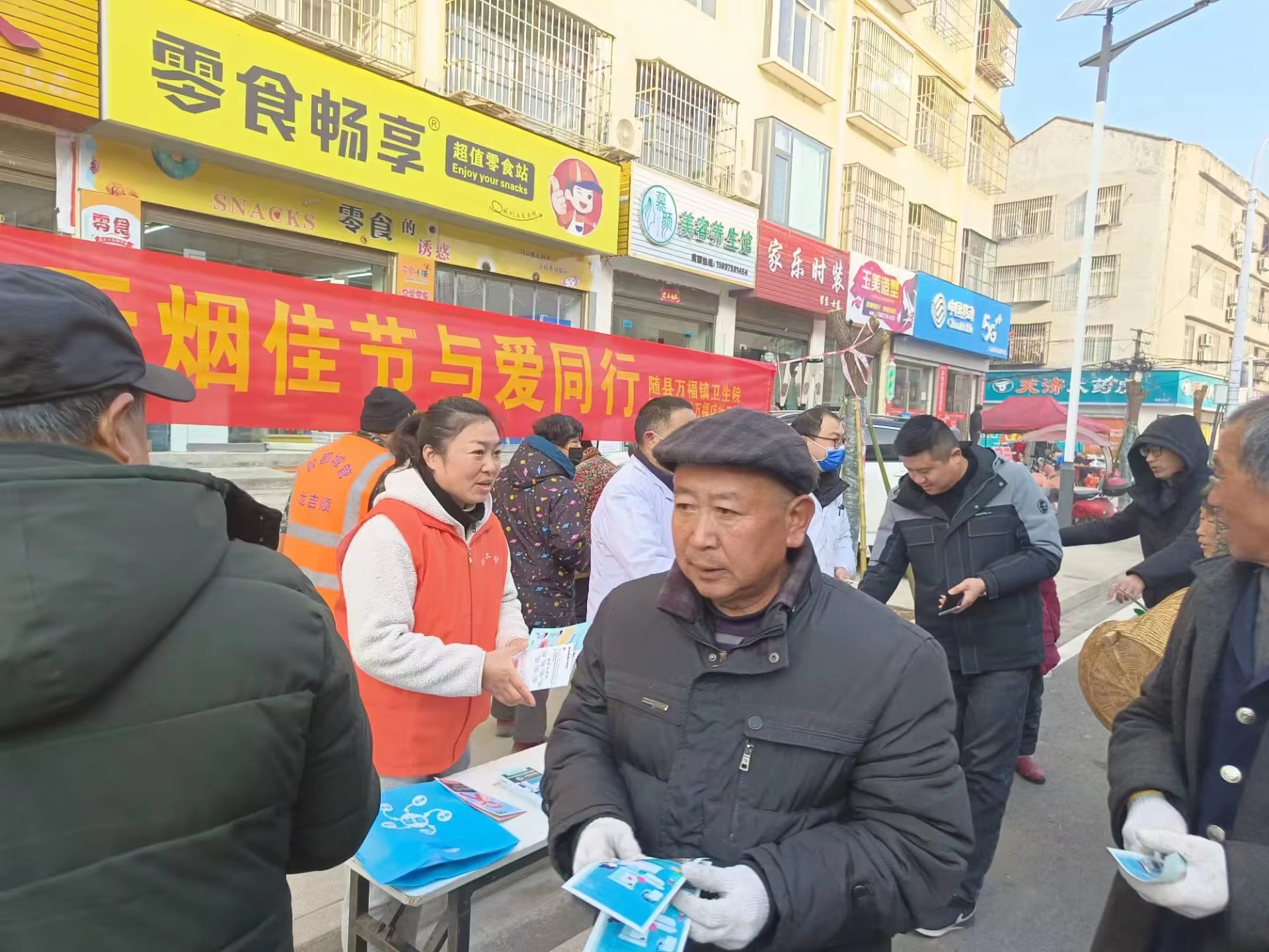 社工连同医务人员在街道宣传.jpg