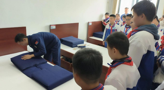 学生认真观看